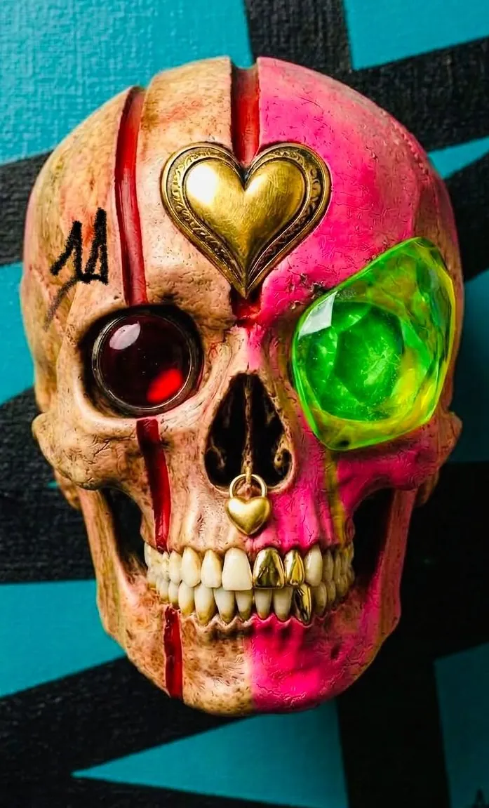 Forma finita: teschio rosa con cuore d'oro e occhio verde